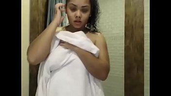 Латинская женщина принимает душ, живое шоу