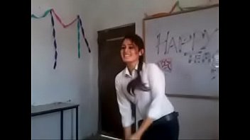 Индийская девушка танцует в колледже