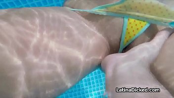 Spannen blinkende Latina Bikini Freundin