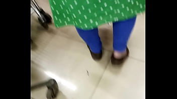 Culo grasso punjabi in un centro commerciale