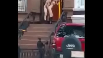 Homem fode menina ao ar livre