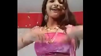 Обнаженная индийская девушка танцует