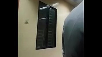 La vidéo d'entreprise de campeur capturée dans les caméras cachées de l'hôtel Gulistan