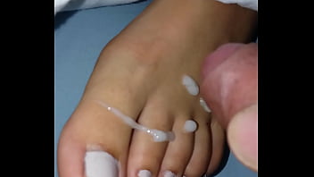 Her sweet toes cummed (s.)