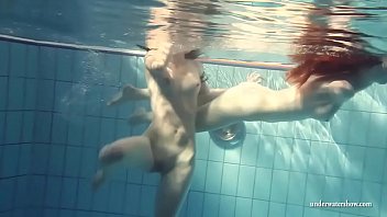 Mia e petra lésbica gostosa nadam nuas para você. Incrivelmente lindo. nua debaixo d'água! Você gosta de nudistas?