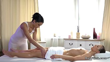 Erotische Massage mit heißem Lesbenöl