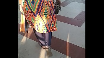 Большой индийский тетенька жопа ходьба