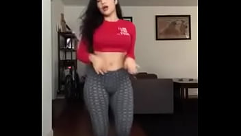 Cómo ella se mueve bailando muy sexy