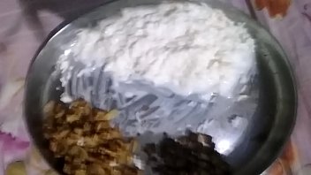 Un chien esclave indien mangeant du riz avec du sperme