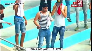 Сторонник из Туниса показывает свой член полиции