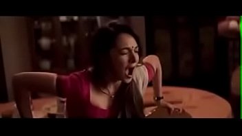 Femme indienne utilisant vibrateur