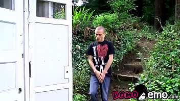 Kleiner Emo Twink anal in einer öffentlichen Toilette gerammt