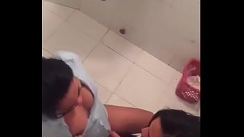 Dominicana lesviana en el baño publico