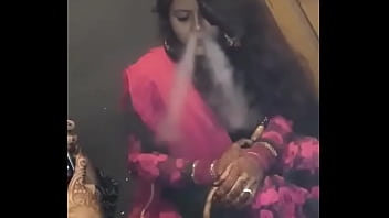 Mulher gostosa recém-casada fumando cachimbo de água!