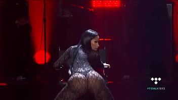 Nicki Minaj shaking her ass