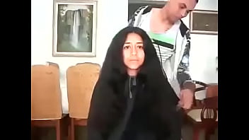 مغربية سوسية تحلق شعرها الطويل