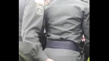 POLICIA TENIENTE MANOSEA A SU COMPAÑERO CAPITÁN EN PLENA FORMACIÓN