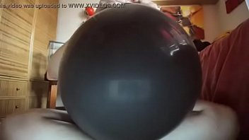 Ein riesiger schwarzer Ballon wird verwendet, als wäre es ein großer harter Schwanz!