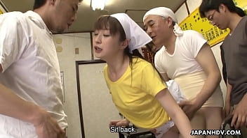 La serveuse japonaise sexy Asuka se fait prendre en gangsters et en creampied