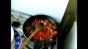 Desi bhabhi sucer pendant la cuisson