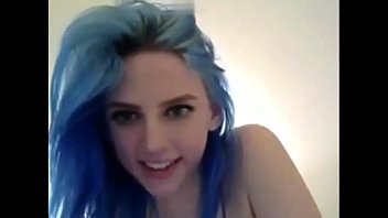 cabelo azul de 18 anos com seios enormes