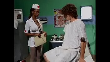 Горячая милфа медсестра занимается сексом с похотливым пациентом в отделении неотложной помощи