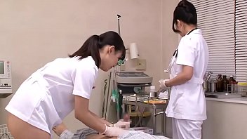 Японские медсестры заботятся о пациентах