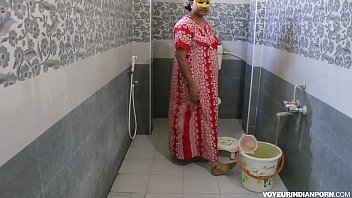 Сексуальная горячая индийская бхабхи дипинитта принимает душ после грубого секса