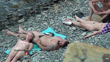 Nudistes amateurs européens chauds dans cette compilation de voyeur