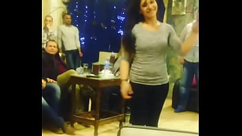 chica árabe bailando con amigos en el café