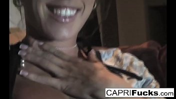 Capri Cavanni spielt mit ihrer nassen Muschi und den tollen dicken Titten