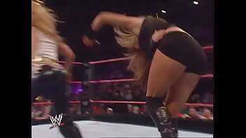 Mickie James affronta Maria mentre è vestita da Trish Stratus. Raw 2006.