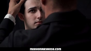 MormonBoyz - Horny Priest osserva mentre un ragazzo religioso masturba il suo cazzo in confessione
