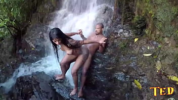 Binho Ted takes advantage of the moment in which the pair Shayenne Samara and Nego Catra do a post scene in the cachoeira takes the cell phone and films everything before somebody appears