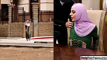 Arabische Babe saugt am Schwanz und wird gefickt