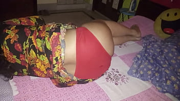 Esposa Fem Desi na cama com coxa de trovão
