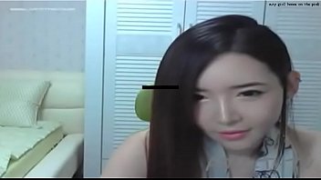 While broadcasting naked in front of Korean porn fanbang fans, she also masturbated her pussy