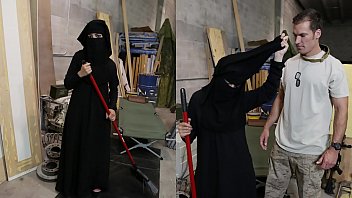 TOUR OF BOOTY - Die muslimische Frau, die den Boden fegt, wird von einem geilen amerikanischen Soldaten bemerkt