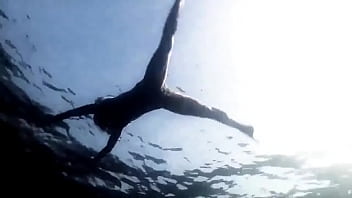 Sobrenatural: garota sexy de biquíni nadando