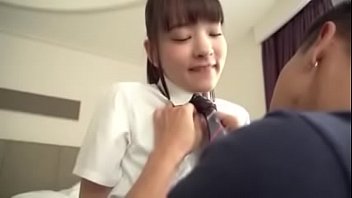 Das japanische Schulmädchen Mikako fickt einen älteren Mann - nanairo.co