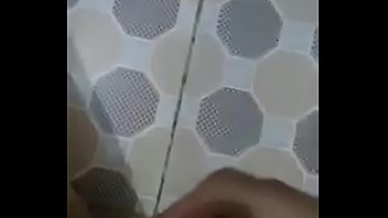 Nhóc vọc cu trong wc