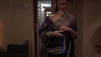 La actriz india se atreve a caminar desnuda en un hotel con sari transparente y un invitado la ve