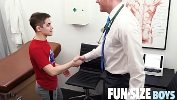 FunSizeBoys - Tiny twink seduzido por um médico de tamanho real durante exame médico