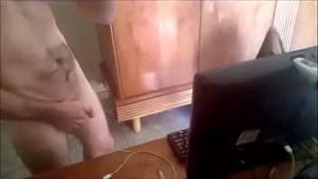 Il a filmé sa bite dans le miroir, et est tombé sur le net!
