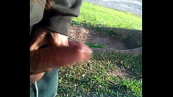 Handjob to the transvestite crown in the park