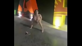 Колумбийка мастурбирует на общественной дороге в Ла-Пасе, Нижняя Калифорния, Южная Мексика