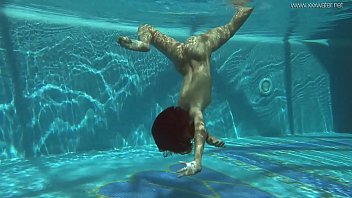 Irina Rússia mostra corpo sexy debaixo d'água