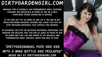 Dirtygardengirl трахает ее задницу бутылкой вина и пролапсом