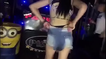 Novinha mostrando a calcinha no palco do baile funk