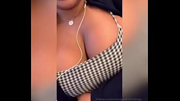 Kesha Ortega masturbándose en un tren